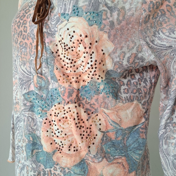 One world | Pink Rose colorful cropped sleeve shirt with rhinestones - Picture 2 of 12